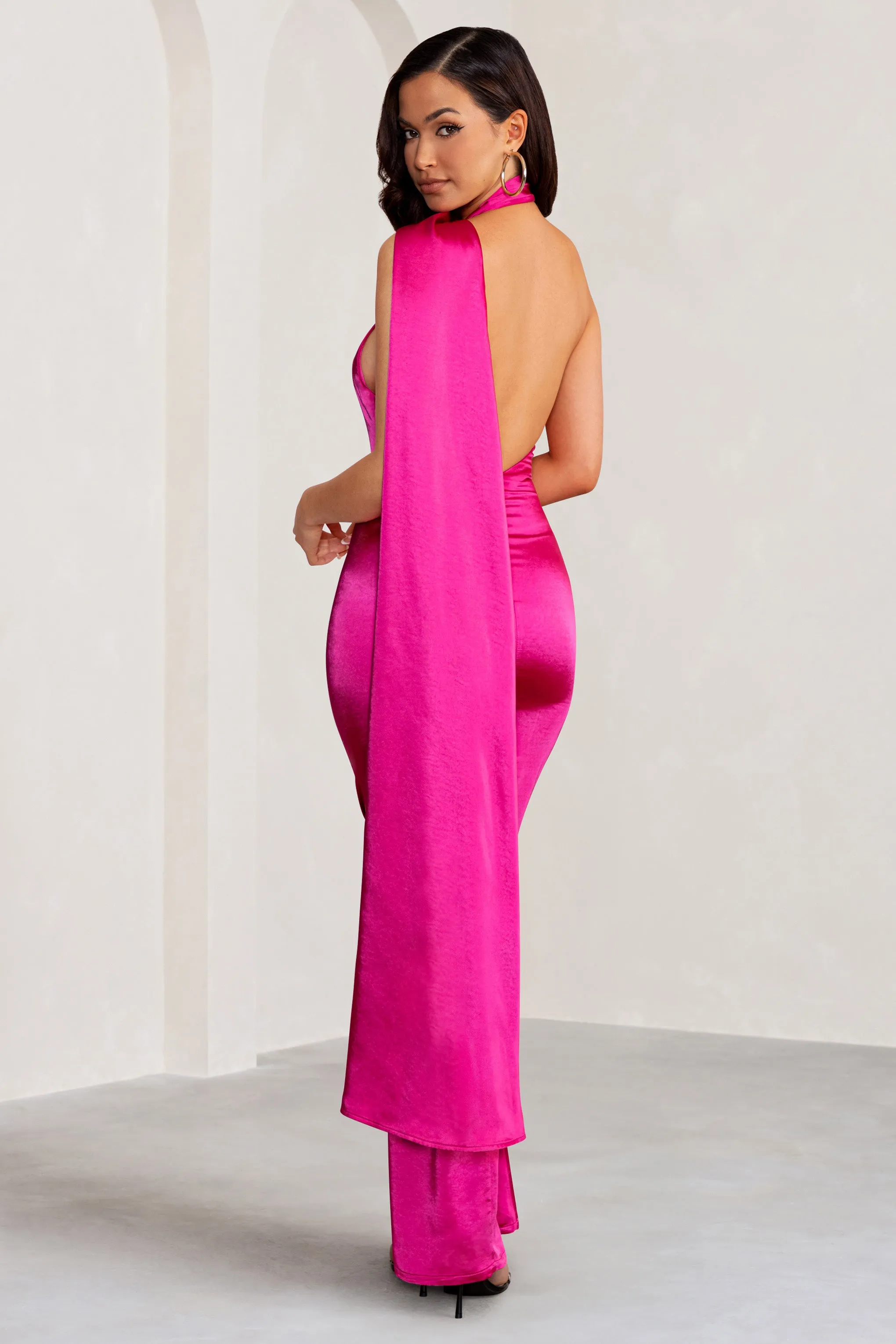 Mademoiselle | Robe longue asymétrique à col et écharpe de colour rose vif avec dos nu